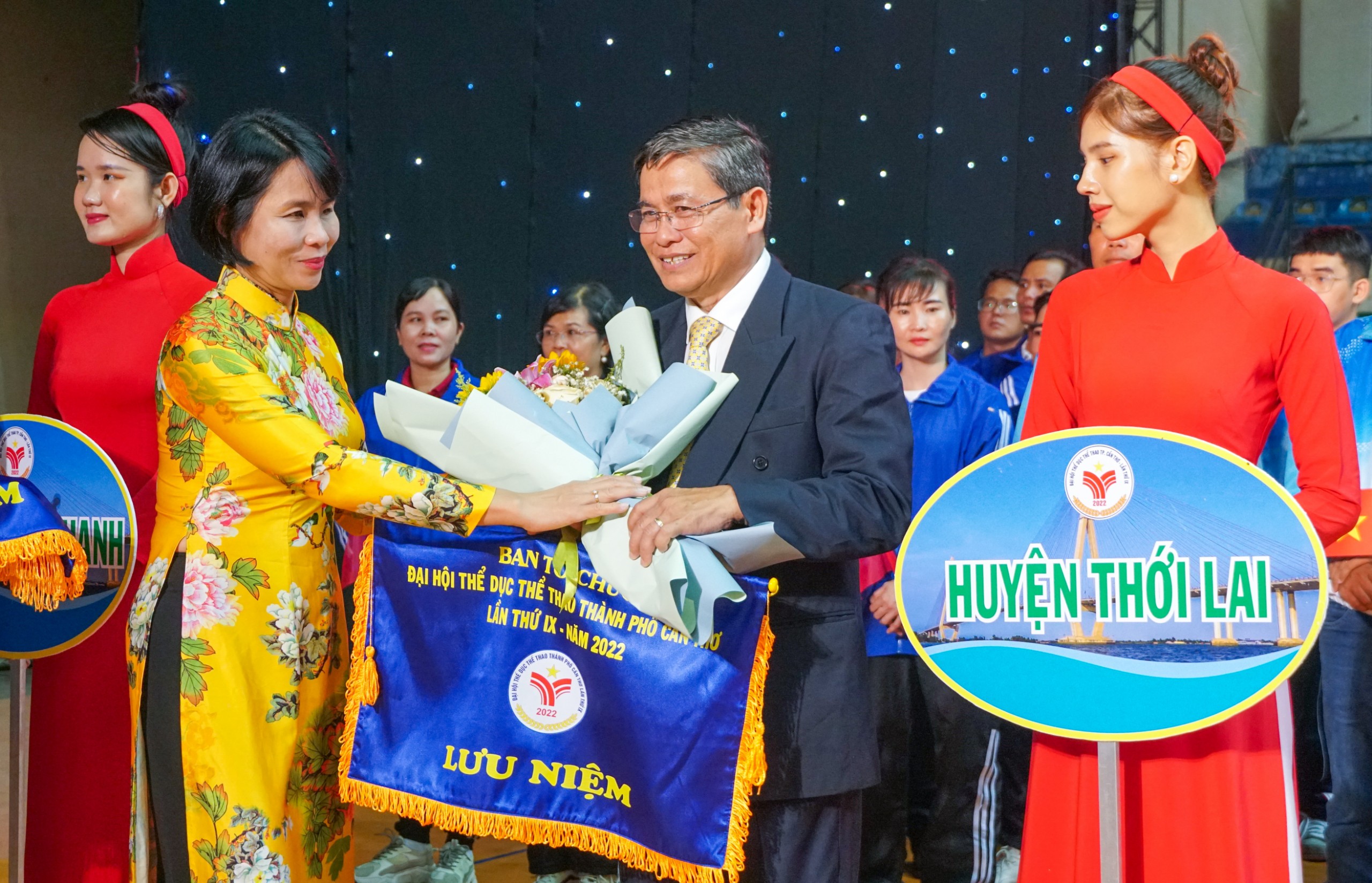 Bà Lê Thị Hoàng Yến - Phó Tổng Cục trưởng Tổng Cục Thể dục thể thao trao tặng cờ lưu niệm và hoa cho các đoàn tham dự đại hội.