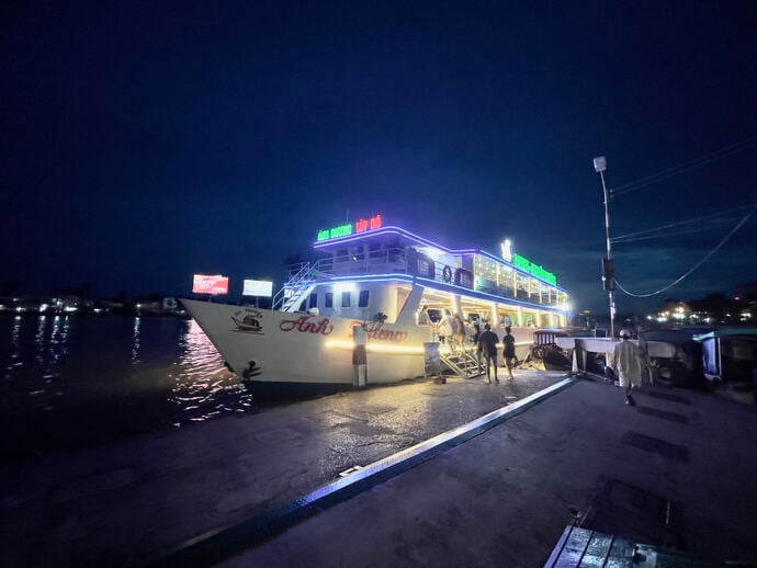 Chiều và tối trên bến tàu khách nơi du thuyền Ánh Dương neo đậu.