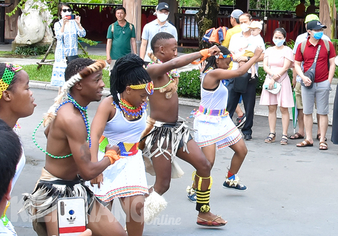 Điệu nhảy Zulu của người Nam Phi thu hút đông đảo du khách đến xem.