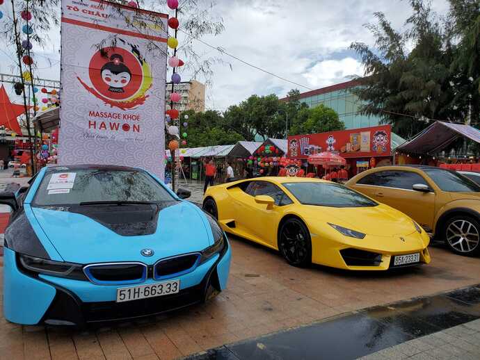 Trung thu năm nay dàn siêu xe hàng trăm tỉ đồng của đại gia Hoàng Kim Khánh, trong đó có chiếc trị giá 200 tỉ đồng sẽ góp mặt, tạo điểm nhấn check-in cho thiếu nhi. Trong ảnh: dàn siêu xe trong chương trình năm 2020. Ảnh: BTC.