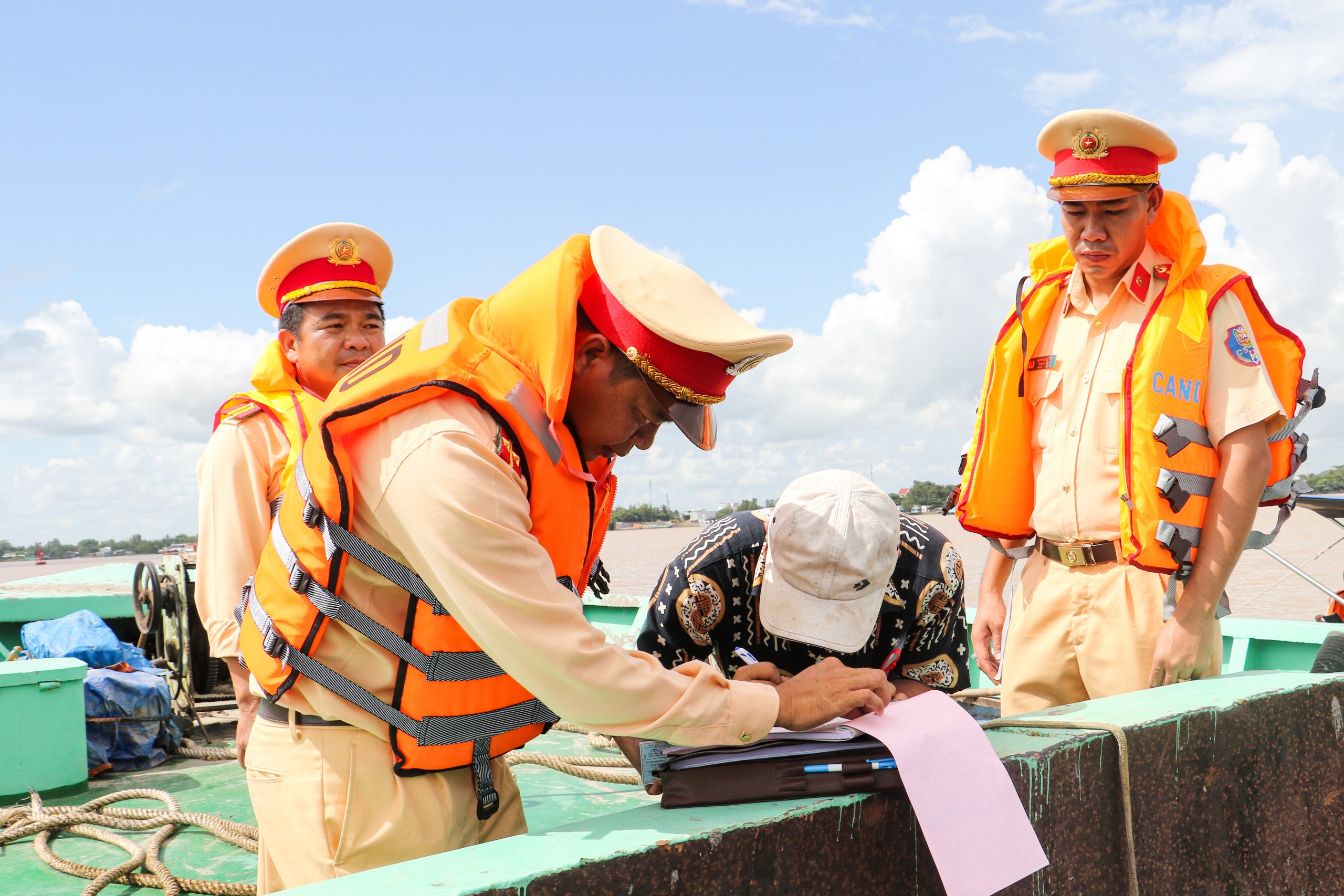 Tổ công tác của Trạm Cảnh sát đường thủy Hưng Phú lập biên bản chủ phương tiện vi phạm.