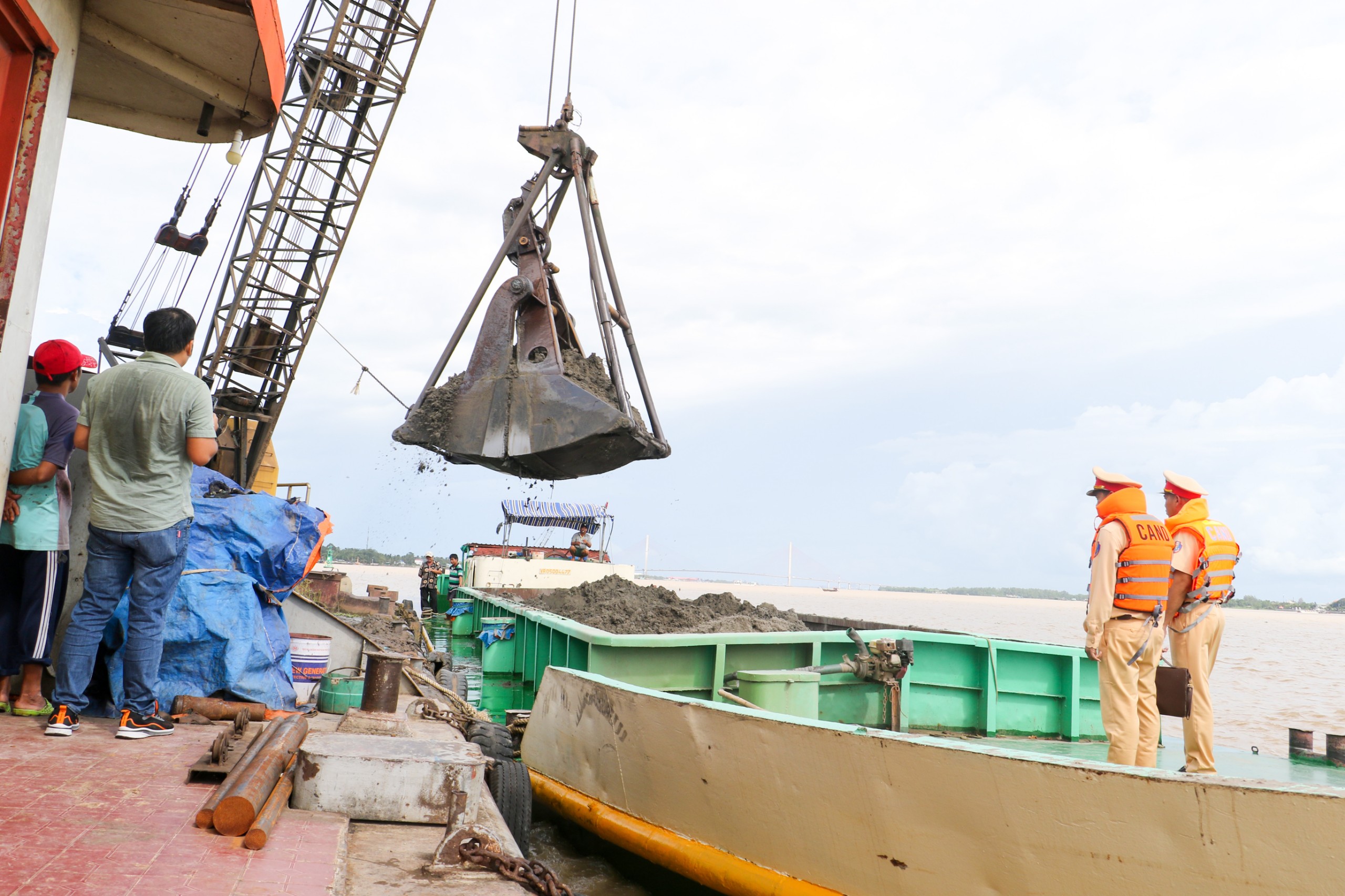 Cảnh sát đường thủy, Công an TP. Cần Thơ buộc phương tiện vi phạm phải quay đầu, hạ tải.