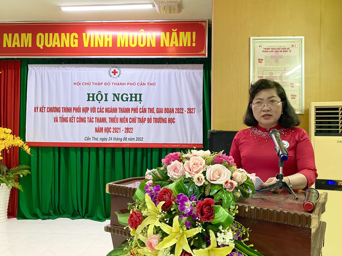 Bà Huỳnh Thanh Thảo - Chủ tịch Hội Chữ thập đỏ thành phố Cần Thơ phát biểu trong lễ ký kết chương trình phối hợp giữa các ban ngành, đoàn thể giai đoạn 2022- 2027.