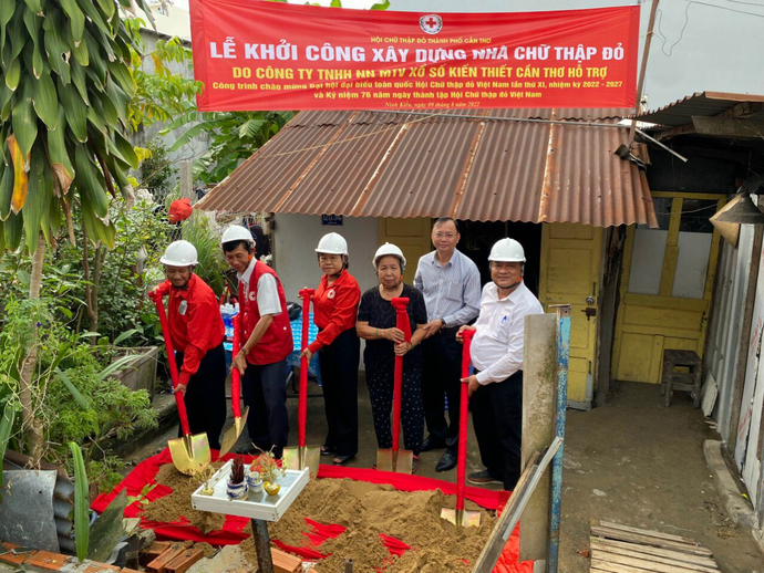 Lễ khởi công xây dựng một căn Nhà Chữ thập đỏ ở quận Ninh Kiều.