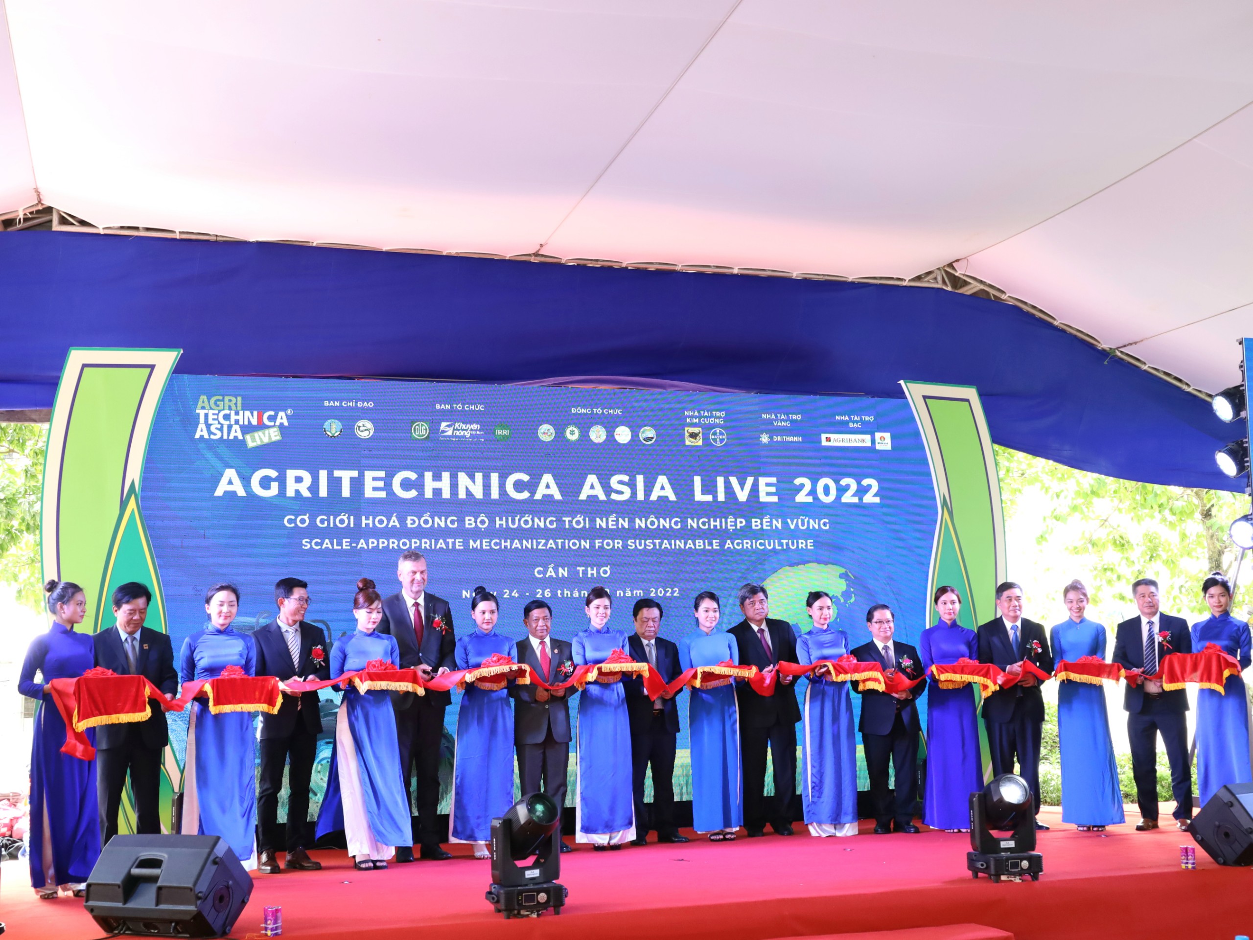 Các đại biểu thực hiện nghi thức cắt băng khai mạc Sự kiện Agritechnica Asia Live 2022.