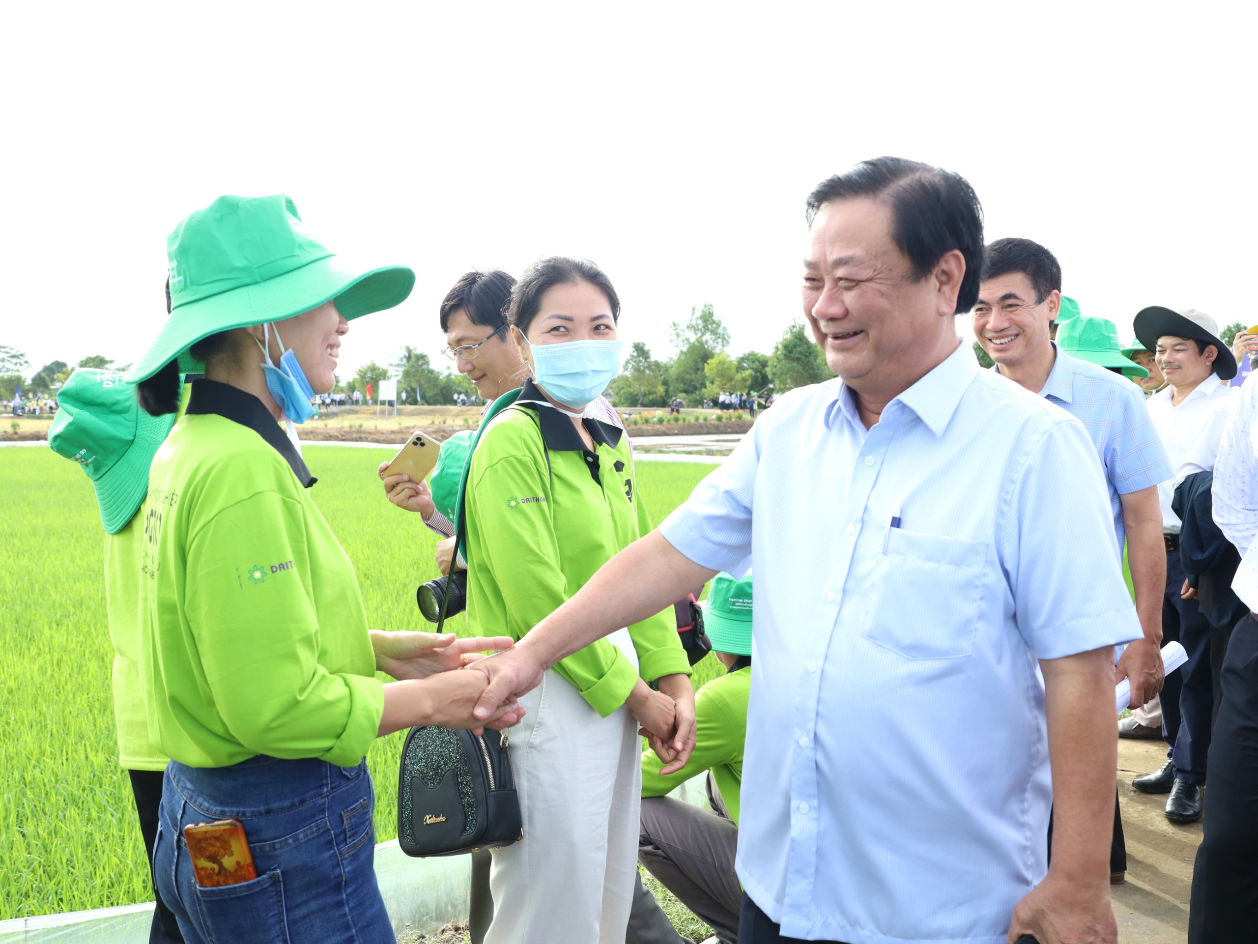 Ông Lê Minh Hoan - Bộ trưởng Nông nghiệp và Phát triển Nông thôn trò chuyện với nông dân tham dự sự kiện.