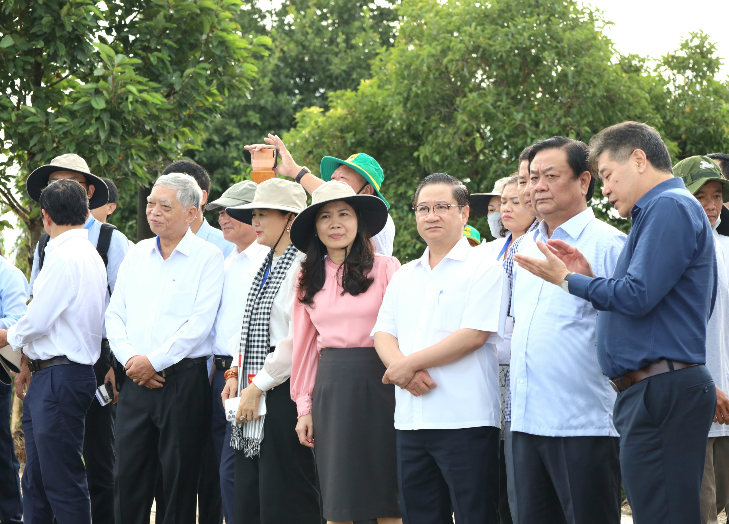 Ông Lê Minh Hoan - Bộ trưởng Nông nghiệp và Phát triển Nông thôn; ông Trần Việt Trường – Chủ tịch UBND TP. Cần Thơ; các đại biểu, chuyên gia trong, ngoài nước và nông dân đã đến Viện lúa ĐBSCL tham quan các mô hình trình diễn.