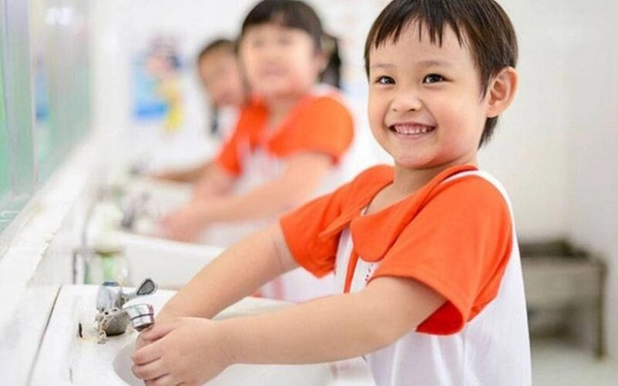 Để bảo vệ trẻ khỏi các nguy cơ lây nhiễm dịch bệnh khi tựu trường, trường học phải đảm bảo khử khuẩn môi trường sạch sẽ, trang bị đầy đủ nước rửa tay, xà phòng,... (Ảnh minh họa).