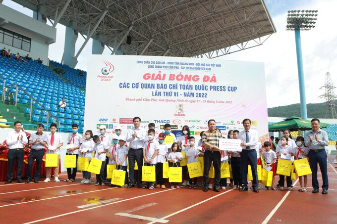 Ban tổ chức Press Cup 2022 trao quà cho các em học sinh có hoàn cảnh khó khăn tại TP. Cẩm Phả.