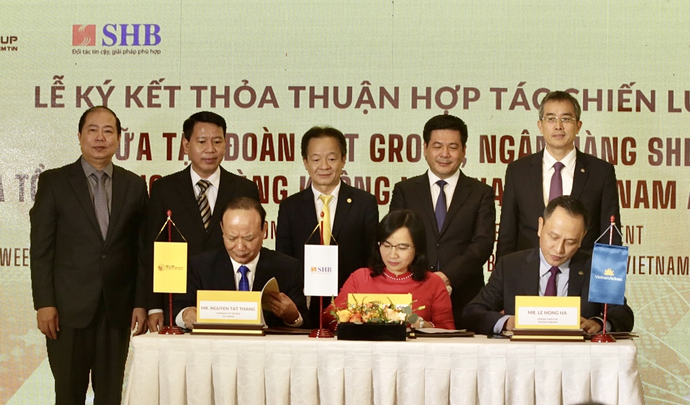 Đại diện lãnh đạo Tập đoàn T&T Group, Ngân hàng SHB và Vietnam Airlines ký thỏa thuận hợp tác chiến lược.