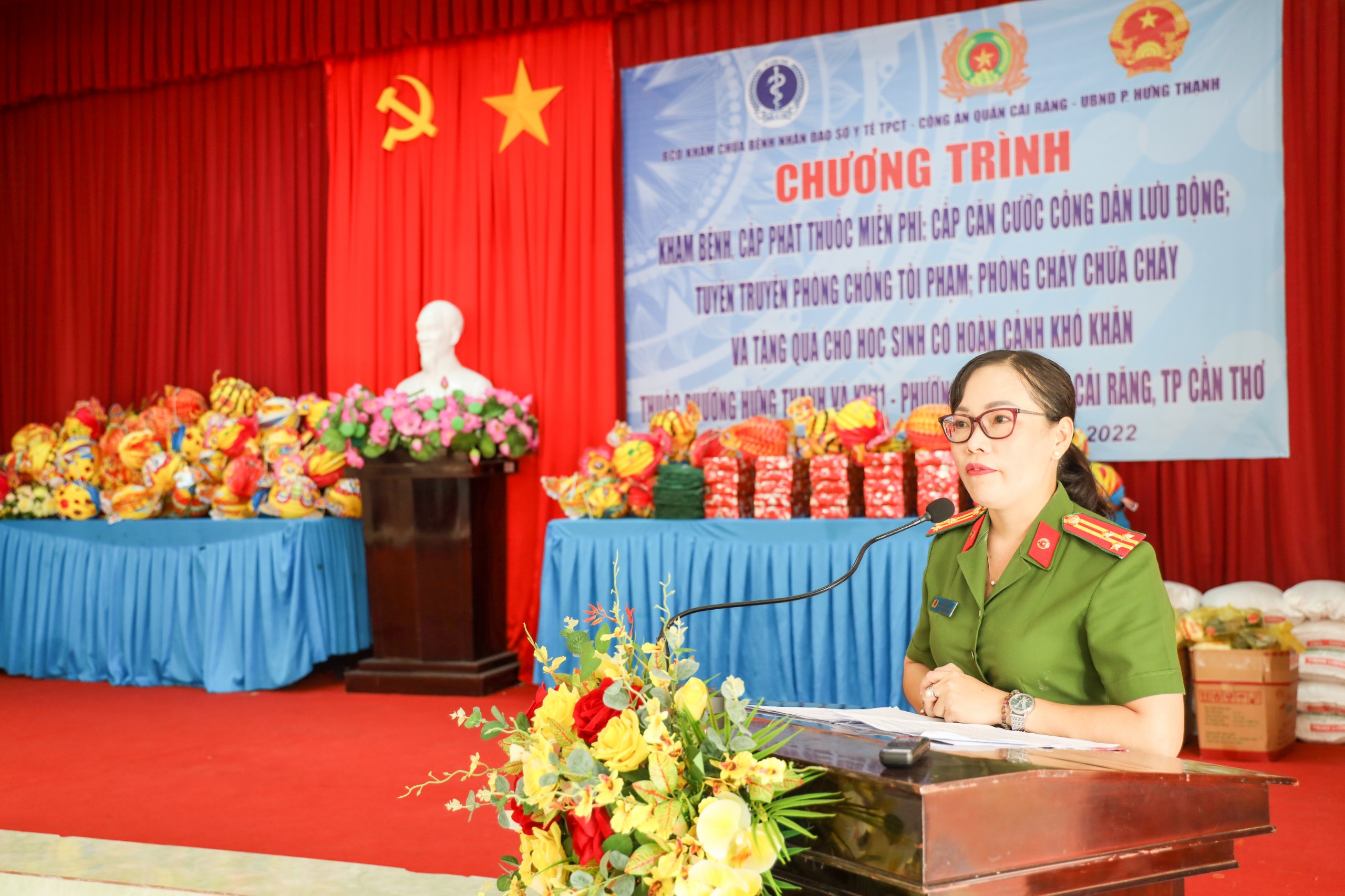 Thượng tá Lê Tường Vi - Phó trưởng Công an quận Cái Răng phát biểu tại chương trình khám bệnh, cấp phát thuốc miễn phí.