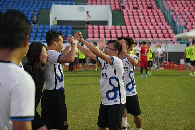 Niềm vui của cầu thủ và cổ động viên FC Nông thôn Ngày nay khi giành vé vào chơi trận chung kết Press Cup.