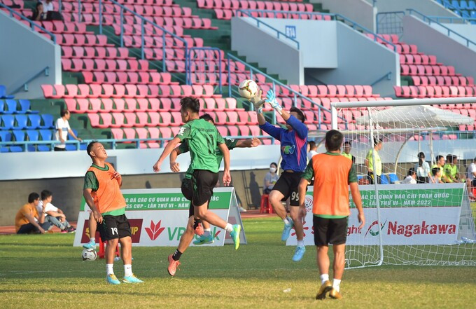 Các cầu thủ FC Đài Truyền hình Việt Nam (áo cam) áp đảo lối chơi trong trận bán kết trước đối thủ FC Báo VnExpress.