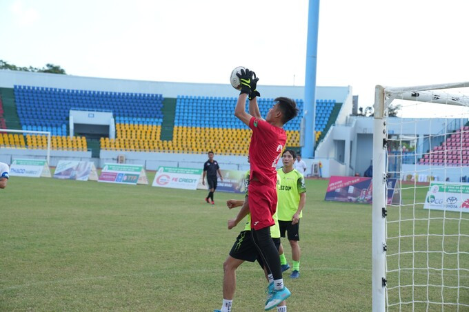 Tình huống bắt bóng đẹp của thủ thành FC Báo chí Thanh Hóa.