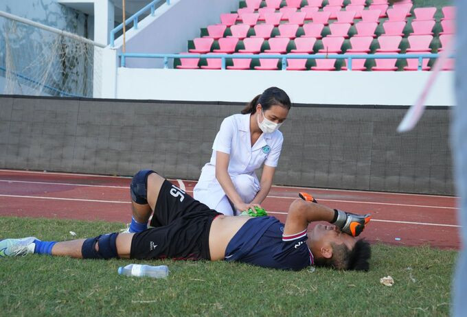 Nhân viên y tế nhanh chóng có mặt và sơ cứu cho các cầu thủ bị chấn thương tại mỗi trận đấu.