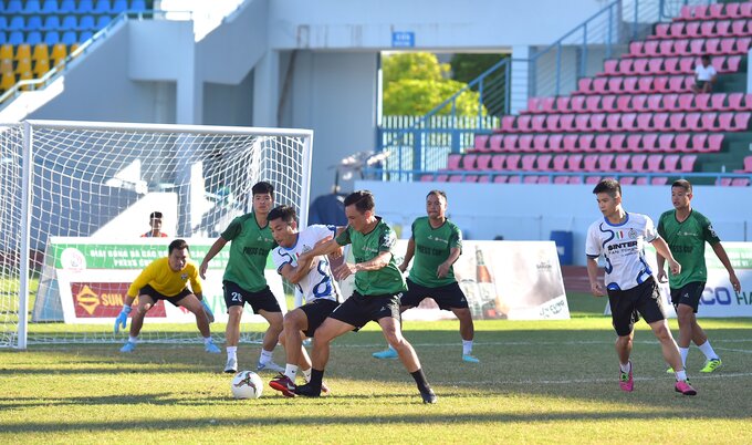 Trận chung kết giữa FC Đài Truyền hình Việt Nam và FC Nông thôn Ngày nay diễn ra rất căng thẳng và kịch tính.