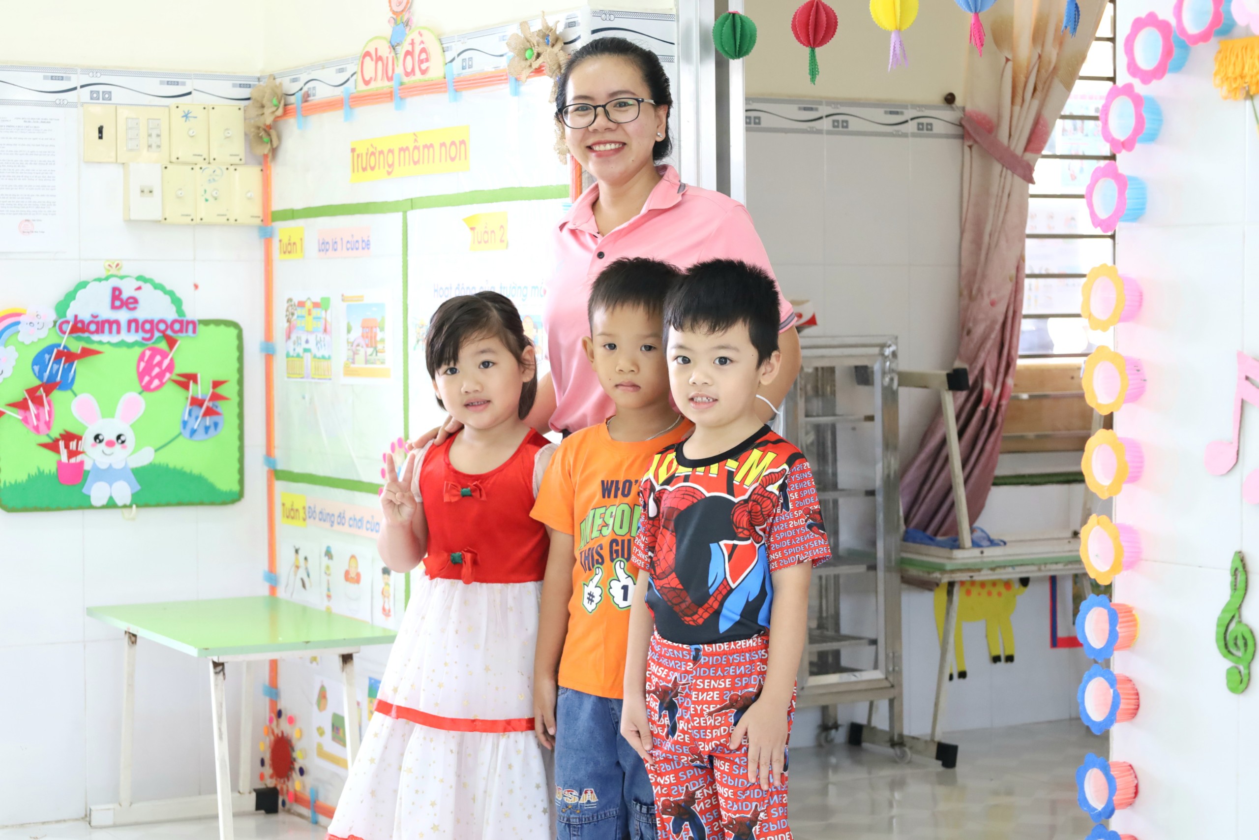 Cô giáo và học sinh Trường Mầm non 2 tháng 9, quận Ninh Kiều vui mừng trong ngày đầu đến trường.
