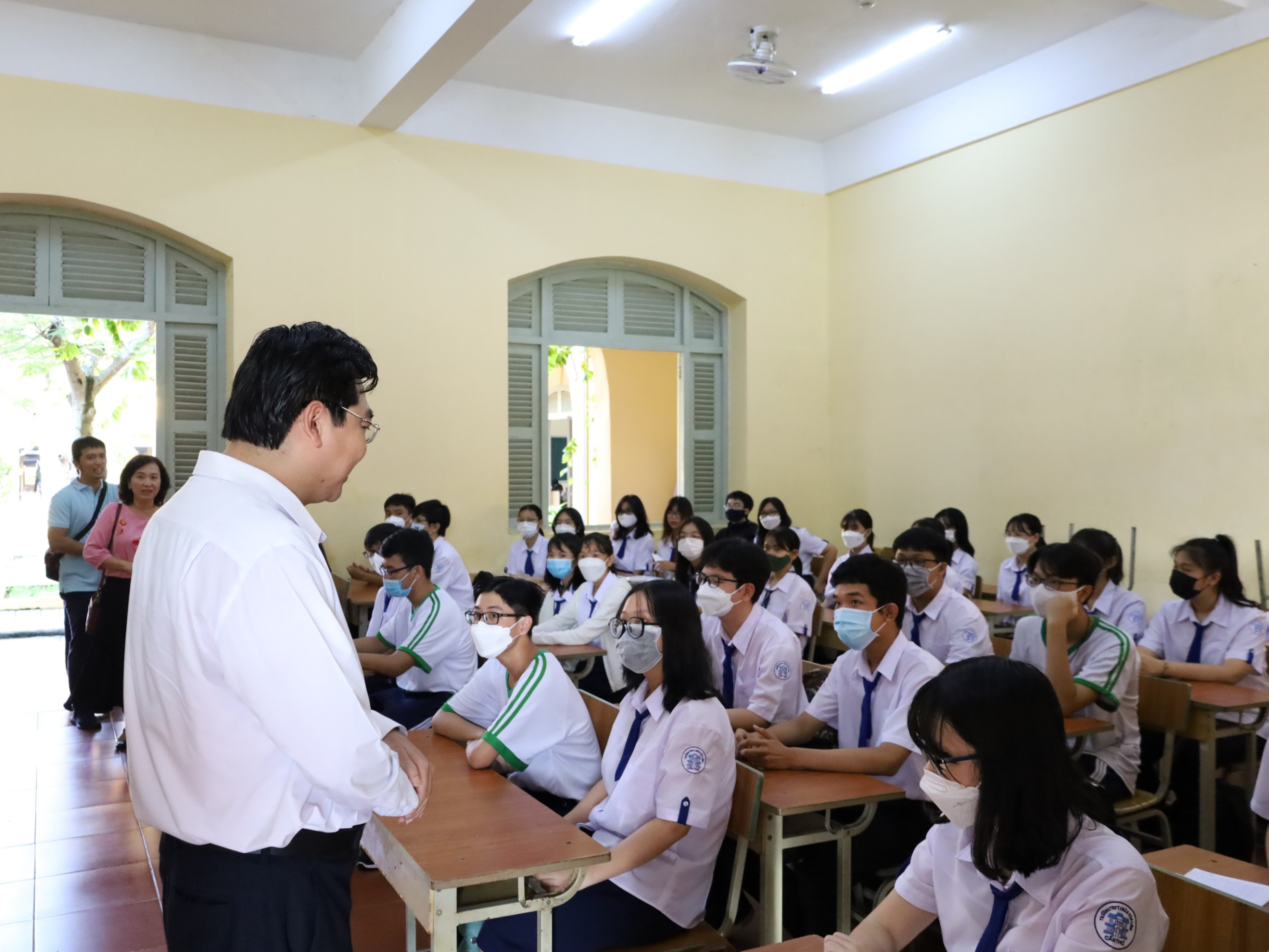 Ông Trần Thanh Bình - Giám đốc Sở Giáo dục và Đào tạo TP. Cần Thơ thăm hỏi các em học sinh và nắm tình hình việc triển khai chương trình GDPT lớp 10 mới tại Trường THPT Châu Văn Liêm, quận Ninh Kiều.
