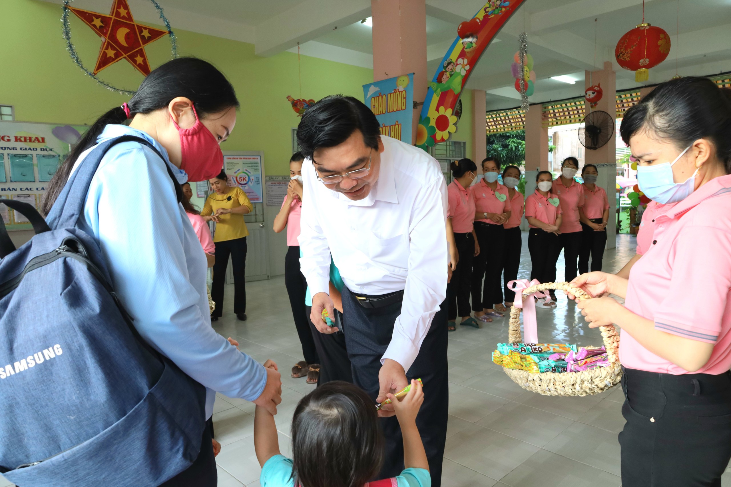 Ông Trần Thanh Bình - Giám đốc Sở Giáo dục và Đào tạo TP. Cần Thơ tặng quà bánh cho các em học sinh ngày đầu đến trường.