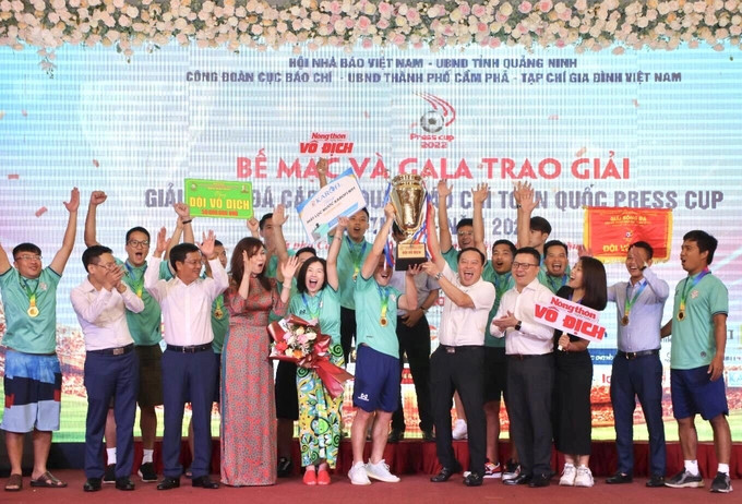 Ban tổ chức lên trao cúp vô địch Press Cup 2022 cho FC Nông thôn Ngày nay.