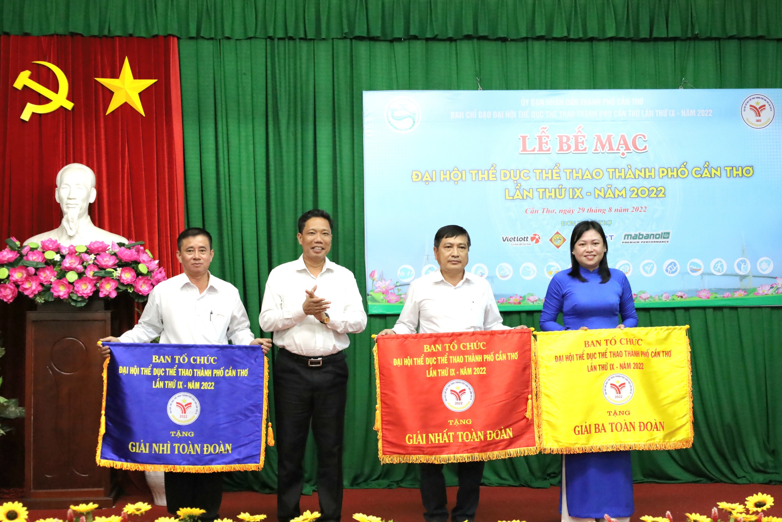 Ông Nguyễn Thực Hiện - Phó Chủ tịch UBND TP. Cần Thơ trao cờ toàn đoàn cho các đơn vị đạt thành tích xuất sắc nhất tại đại hội.