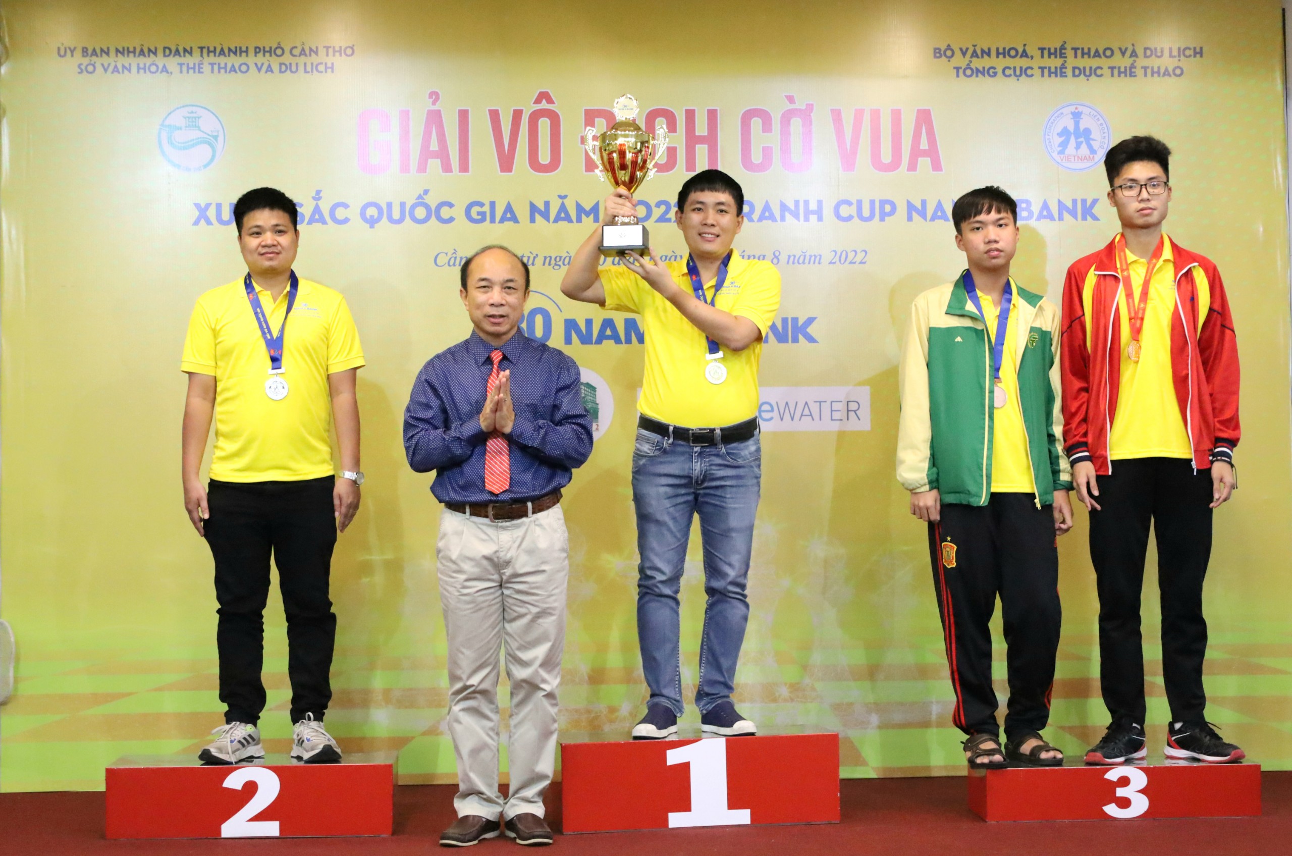Ông Nguyễn Minh Thắng - Trưởng Bộ môn Cờ - Tổng cục TDTT, Phó Chủ tịch Liên đoàn Cờ Việt Nam trao huy chương và cúp cho các vận động viên.