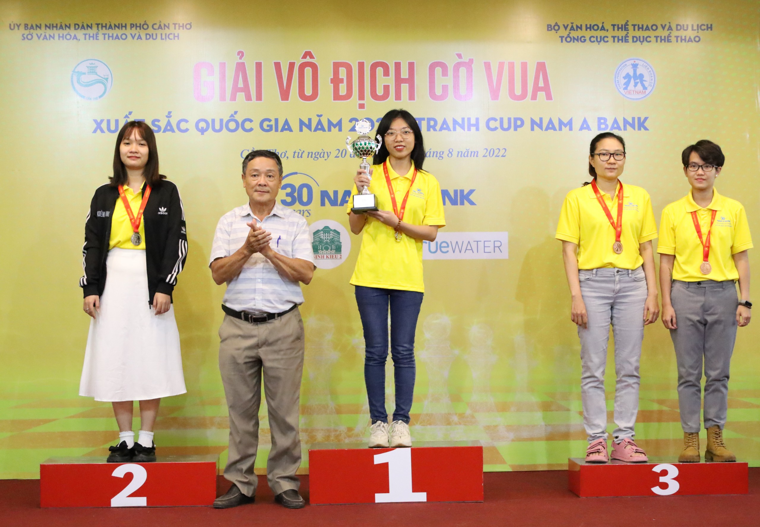 Ông Trần Duy Hùng - Trưởng phòng Quản lý TDTT, Sở Văn hóa, Thể thao và Du lịch TP. Cần Thơ trao huy chương và cúp cho các vận động viên.