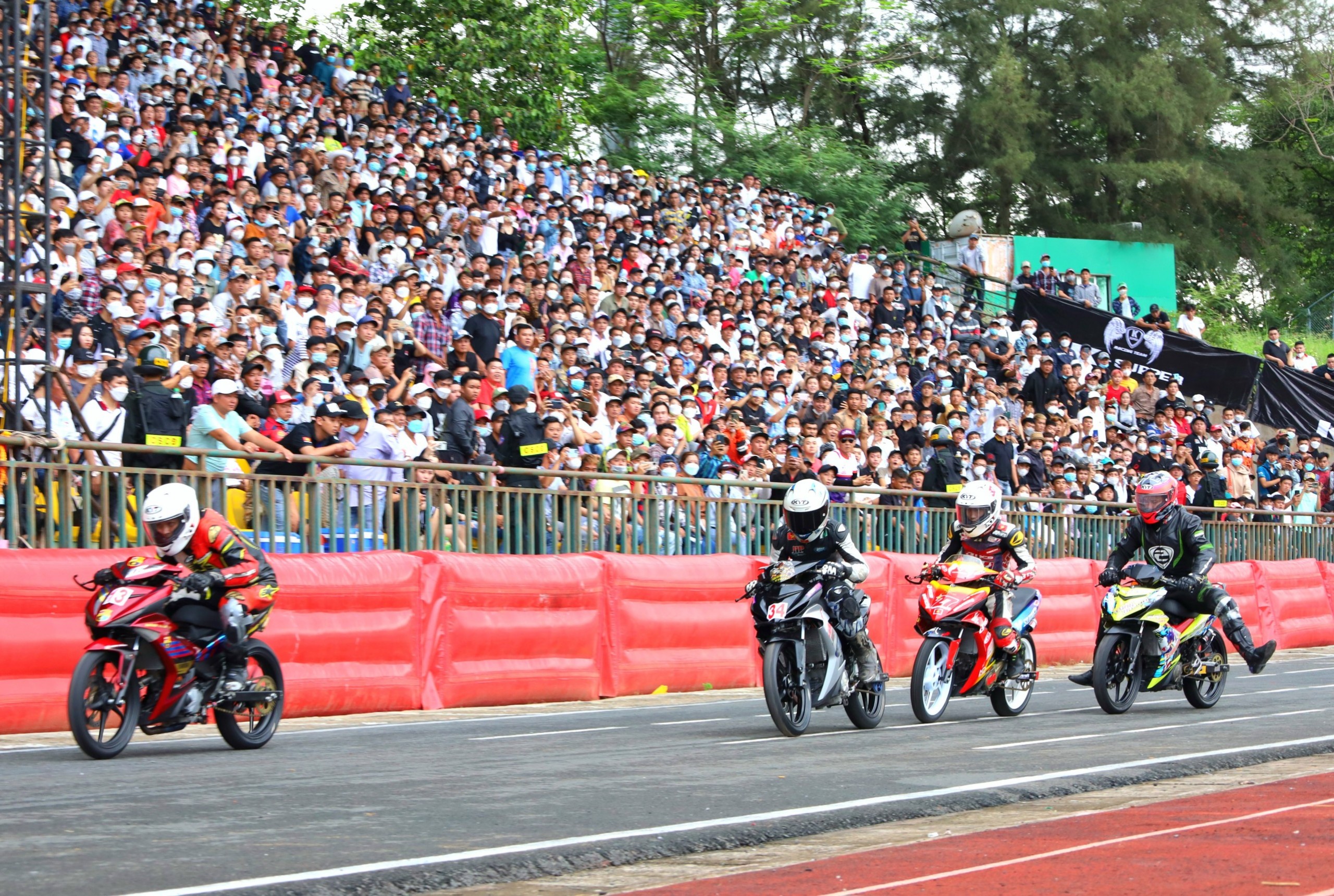 Giải đua xe Mô Tô Thể thao được tổ chức vào ngày 30/4 vừa qua diễn ra gây cấn, hấp dẫn thu hút được đông đảo khán giả đến xem và cổ vũ.
