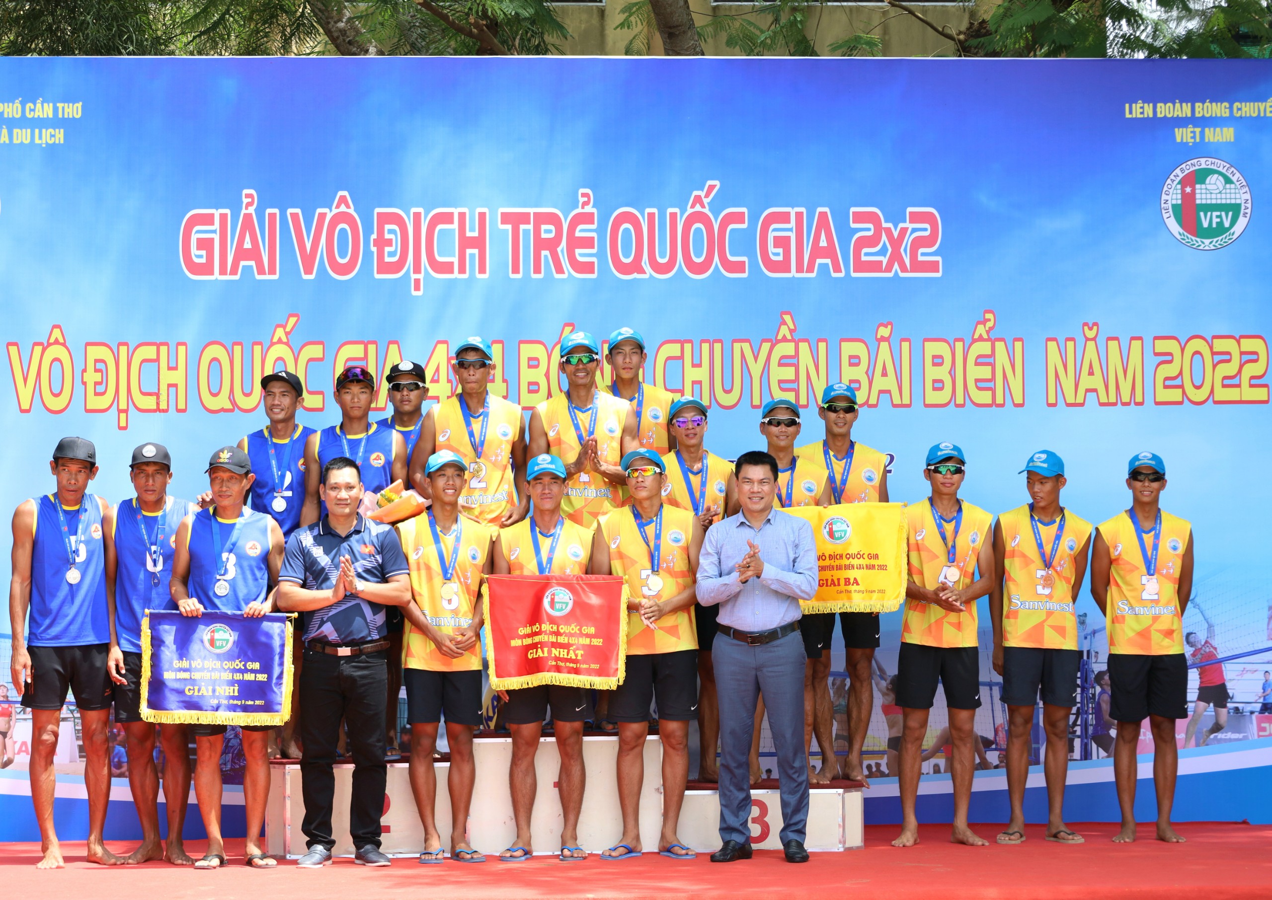 Ông Đào Xuân Chung - Trưởng Bộ môn Bóng chuyền Tổng cục TDTT và ông Nguyễn Thái Bình - Trưởng ban Bóng chuyền bãi biển Liên đoàn Bóng chuyền Việt Nam trao huy chương và cờ cho các đội nam đạt thành tích cao tại giải.