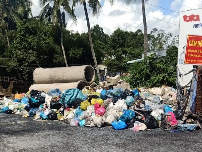 Đống rác tồn động nhiều qua ở cuối đường Trần Quang Diệu, quận Bình Thuỷ.