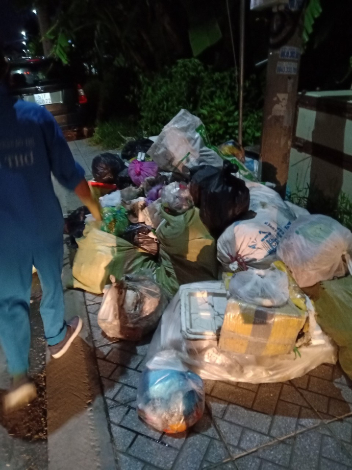 Một đống rác to lấn hết vỉa hè đường đi chưa được thu gom kịp trước tối ngày 1/9.