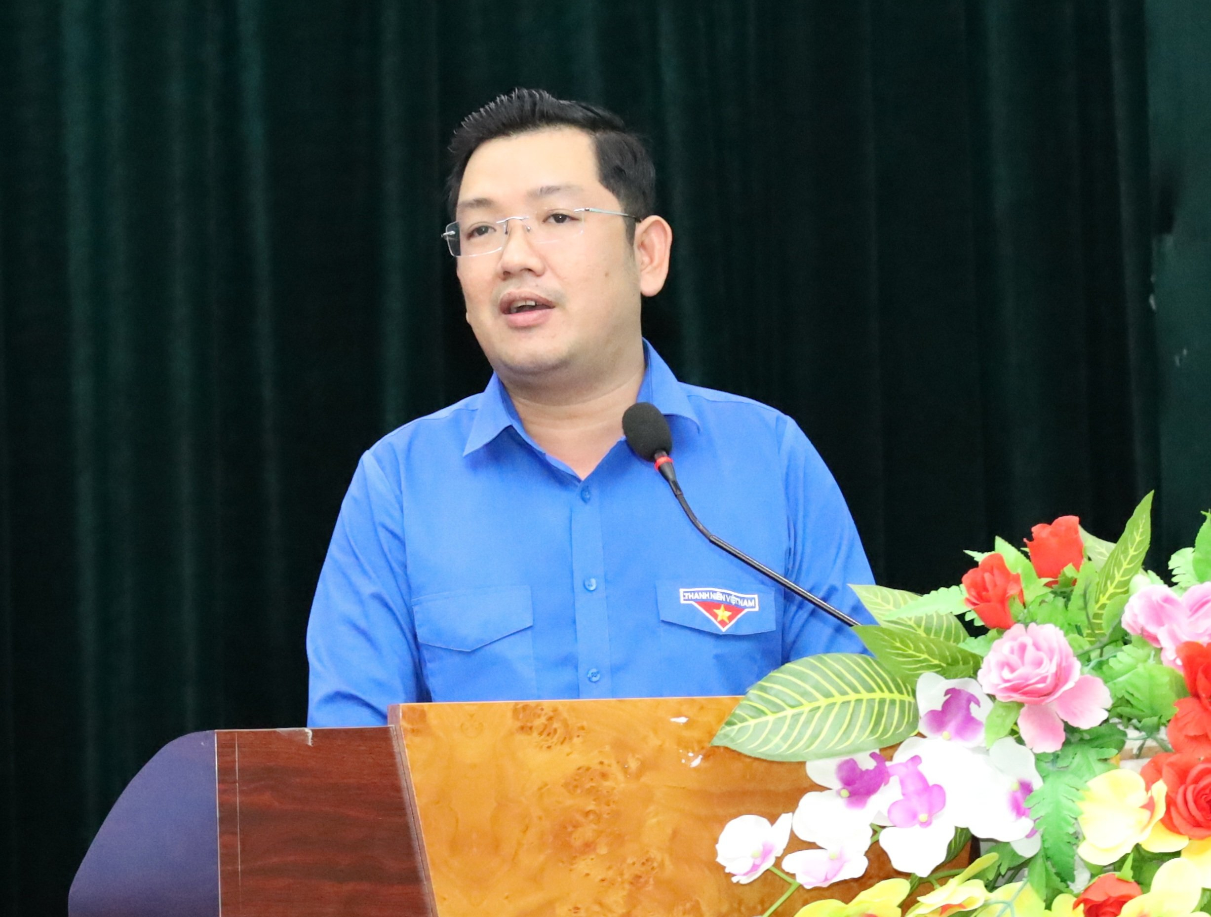 Anh Lâm Văn Tân - Phó Bí thư Thành đoàn Cần Thơ phát biểu tại hội nghị.