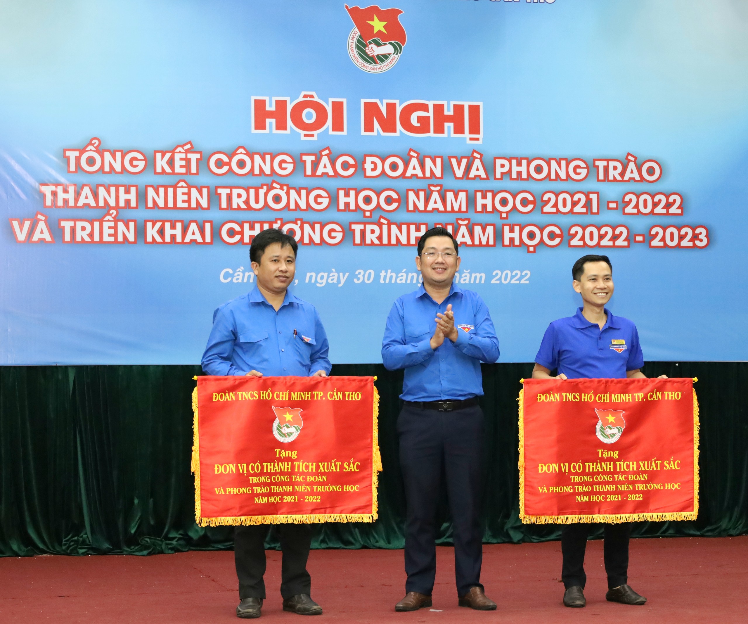Anh Lâm Văn Tân - Phó Bí thư Thành đoàn Cần Thơ trao tặng cờ thi đua cho các đơn vị có thành tích xuất sắc trong công tác Đoàn và phong trào thanh niên trường học năm học 2021 – 2022.