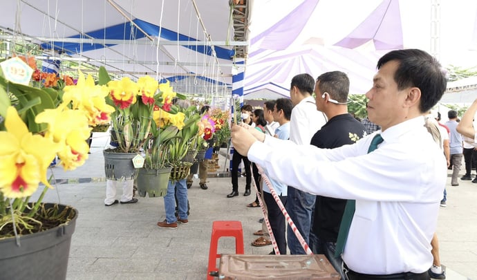 Ngay cả vị Phó chủ tịch UBND TP Cần Thơ Nguyễn Ngọc Hè cũng khó cưỡng lại vẻ đẹp kiêu sa của nhành lan quyến rũ.