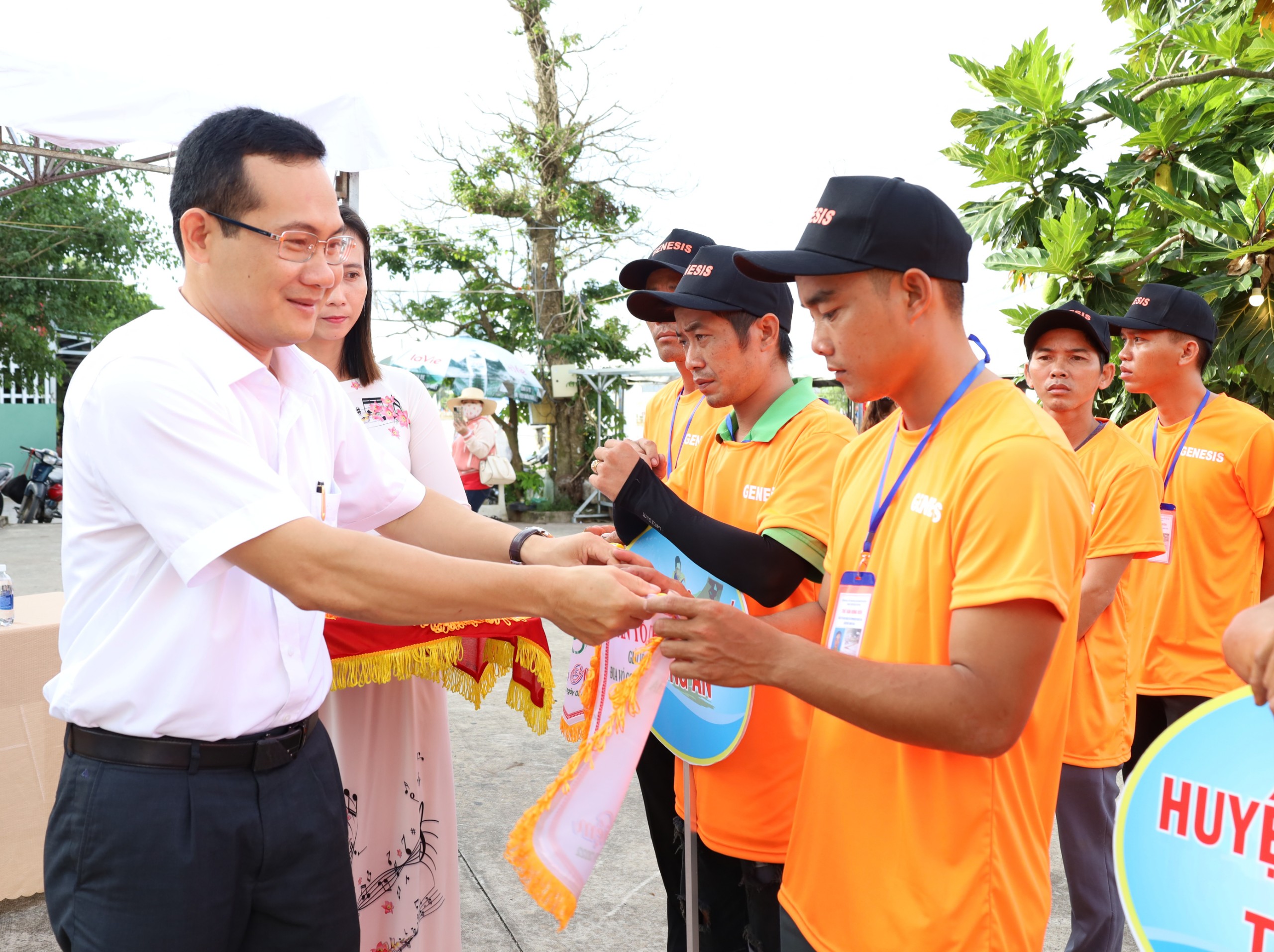 Ông Nguyễn Minh Tuấn - Giám đốc Sở Văn hóa, Thể thao và Du lịch TP. Cần Thơ trao tặng cờ lưu niệm cho các đội tham dự giải.