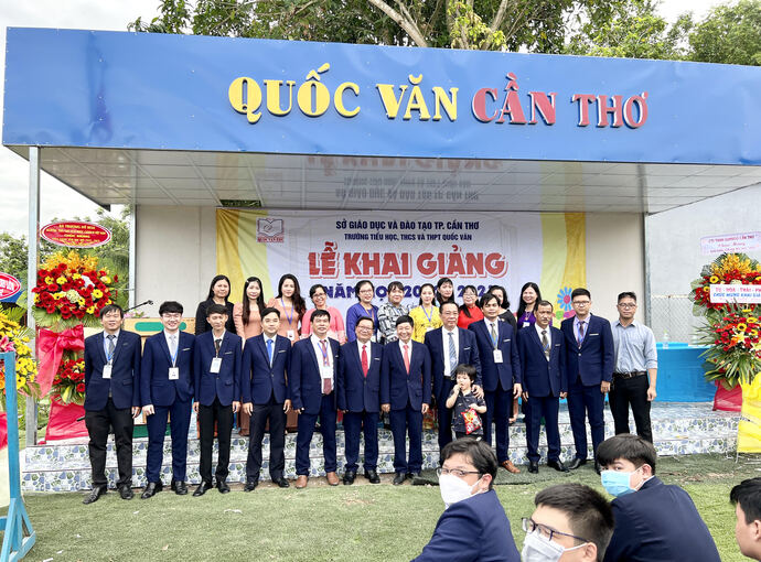 Giáo viên trường Quốc Văn Cần Thơ luôn chuyên tâm giảng dạy học sinh thân yêu.