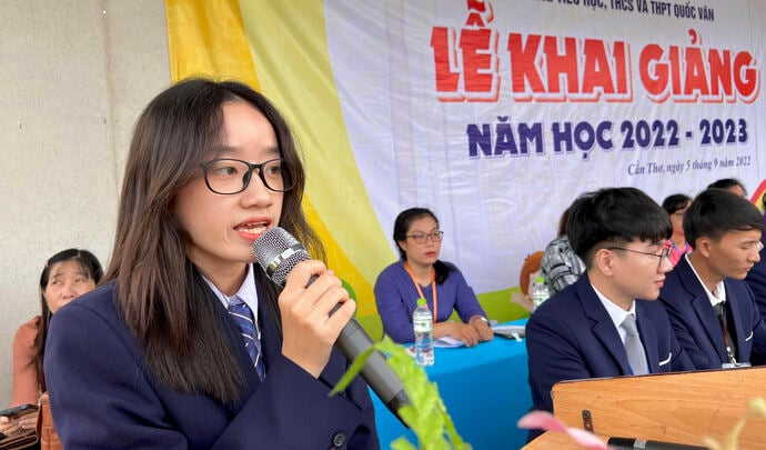 Em Quách Khả Danh, học sinh lớp 12 Trường Quốc Văn Cần Thơ phát biểu hứa hẹn nỗ lực học tập và đỗ đạt trong các kỳ thi.