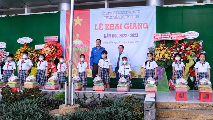 Anh Dương Võ Nhật Minh và ông La Quang Sang tặng quà sinh có hoàn cảnh khó khăn.
