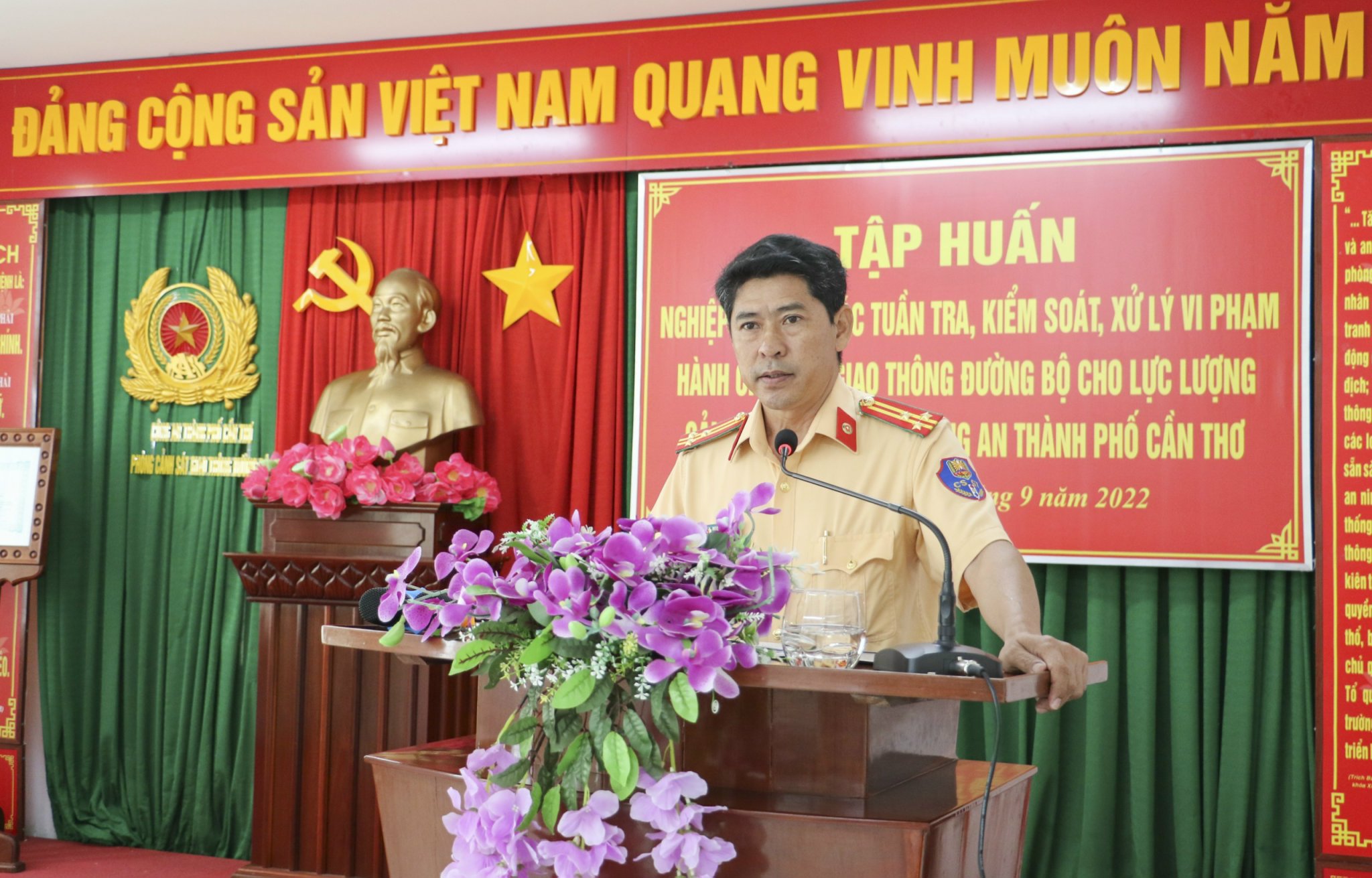 Thượng tá Nguyễn Hoàng Lâm - Trưởng phòng Cảnh sát giao thông đường bộ, đường sắt, Công an TP. Cần Thơ tiếp thu ý kiến chỉ đạo.