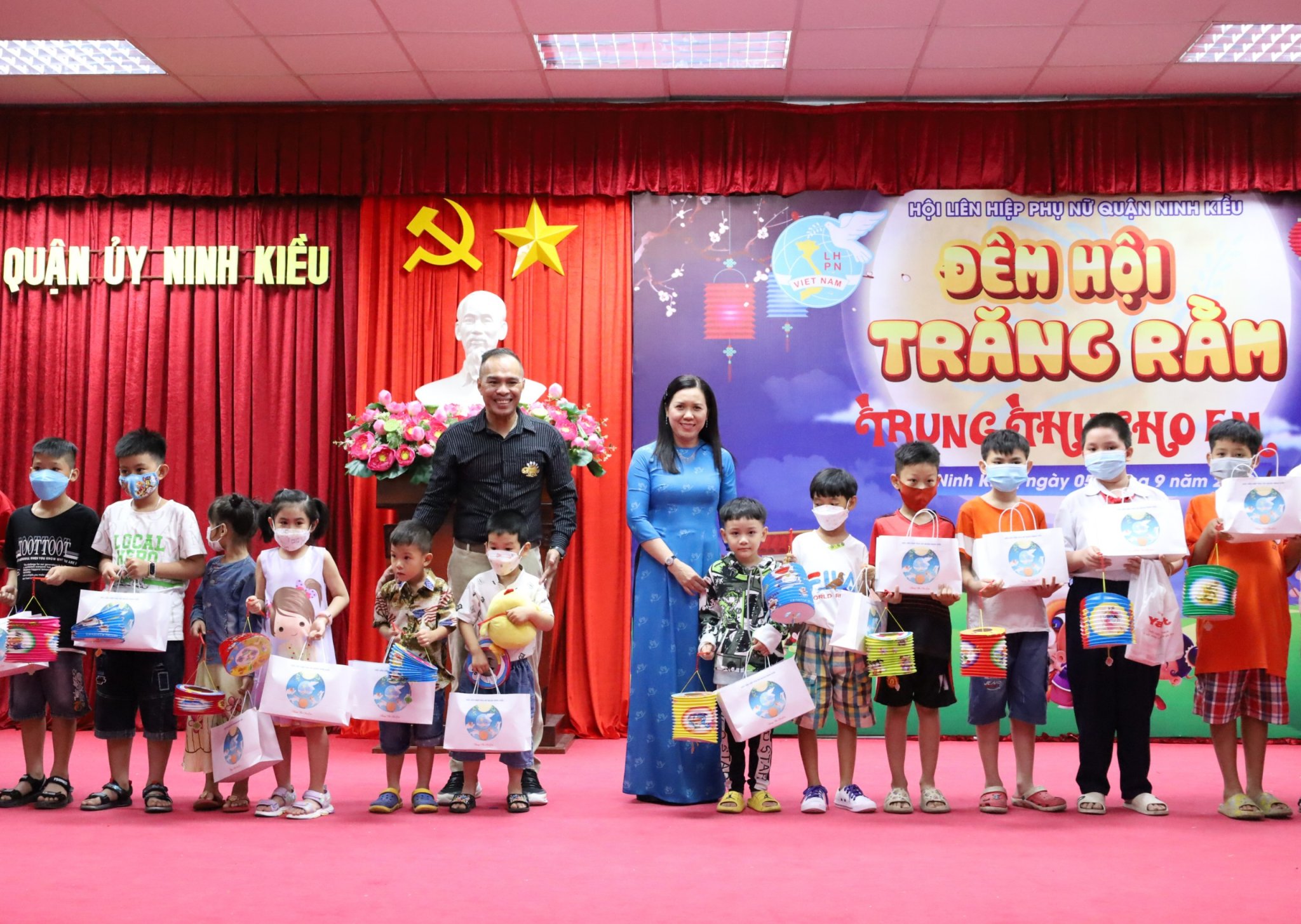 Bà Nguyễn Thị Hồng Nga - Chủ tịch Hội Liên hiệp Phụ nữ quận Ninh Kiều và ông Nguyễn Phú - Giám đốc Công ty Người mẫu Tây Đô trao quà cho các em thiếu nhi.