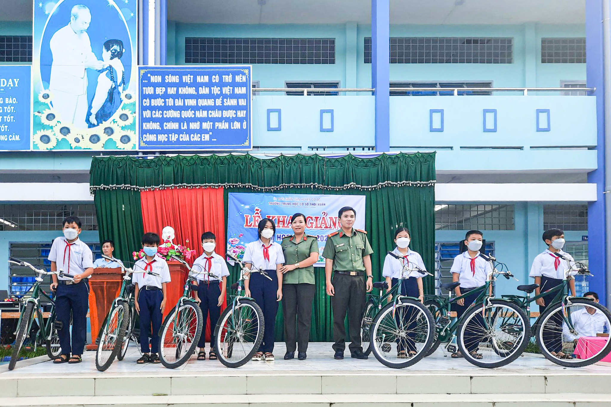 Đại diện Đoàn Thanh niên và Hội Phụ nữ Công an TP. Cần Thơ lên trao xe đạp cho các em học sinh tại Trường THCS Thới Xuân.