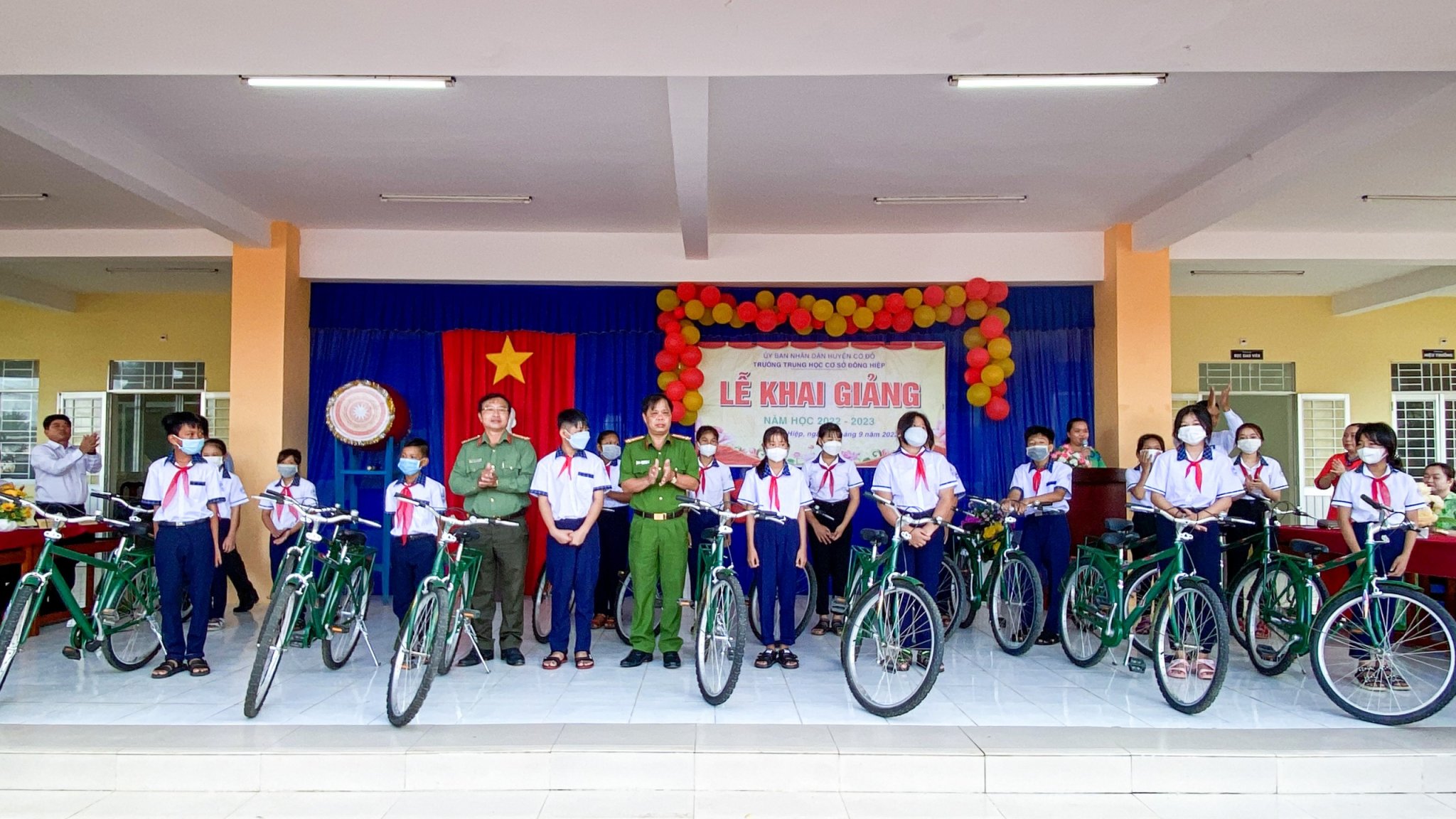 Đại diện lãnh đạo Công an huyện Cờ Đỏ và Phòng Công tác đảng và công tác chính trị, Công an TP. Cần Thơ lên trao những phần quà là xe đạp cho các em học sinh Trường THCS Đông Hiệp.