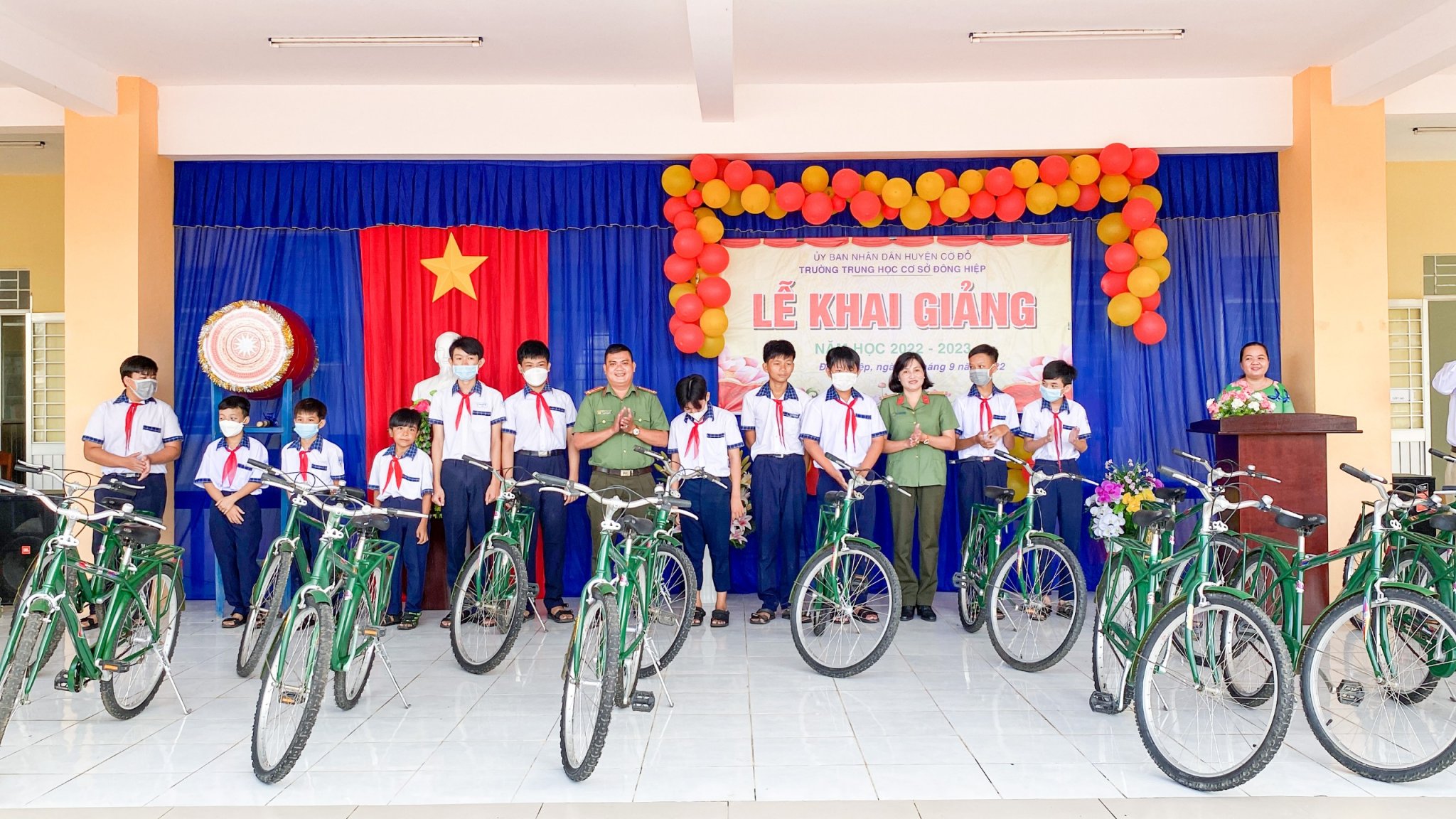 Đại diện Đoàn Thanh niên và Hội Phụ nữ Công an TP. Cần Thơ lên trao xe đạp cho các em học sinh tại Trường THCS Đông Hiệp.
