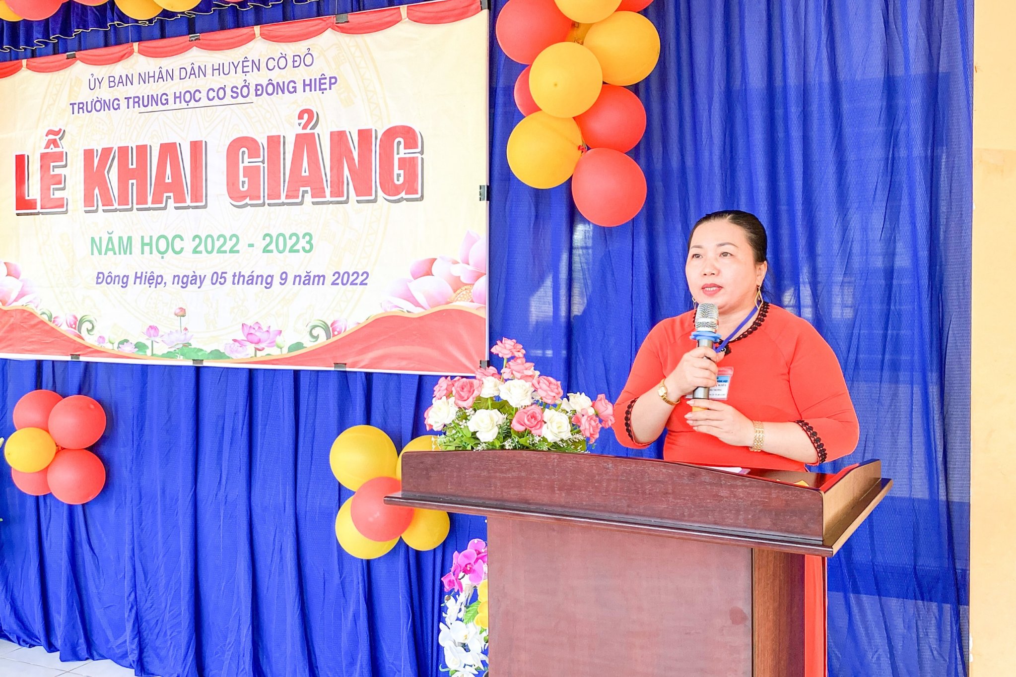 Cô Trần Thị Kiều - Phó Hiệu trưởng Trường THCS Đông Hiệp phát biểu chào mừng lễ khai giảng.