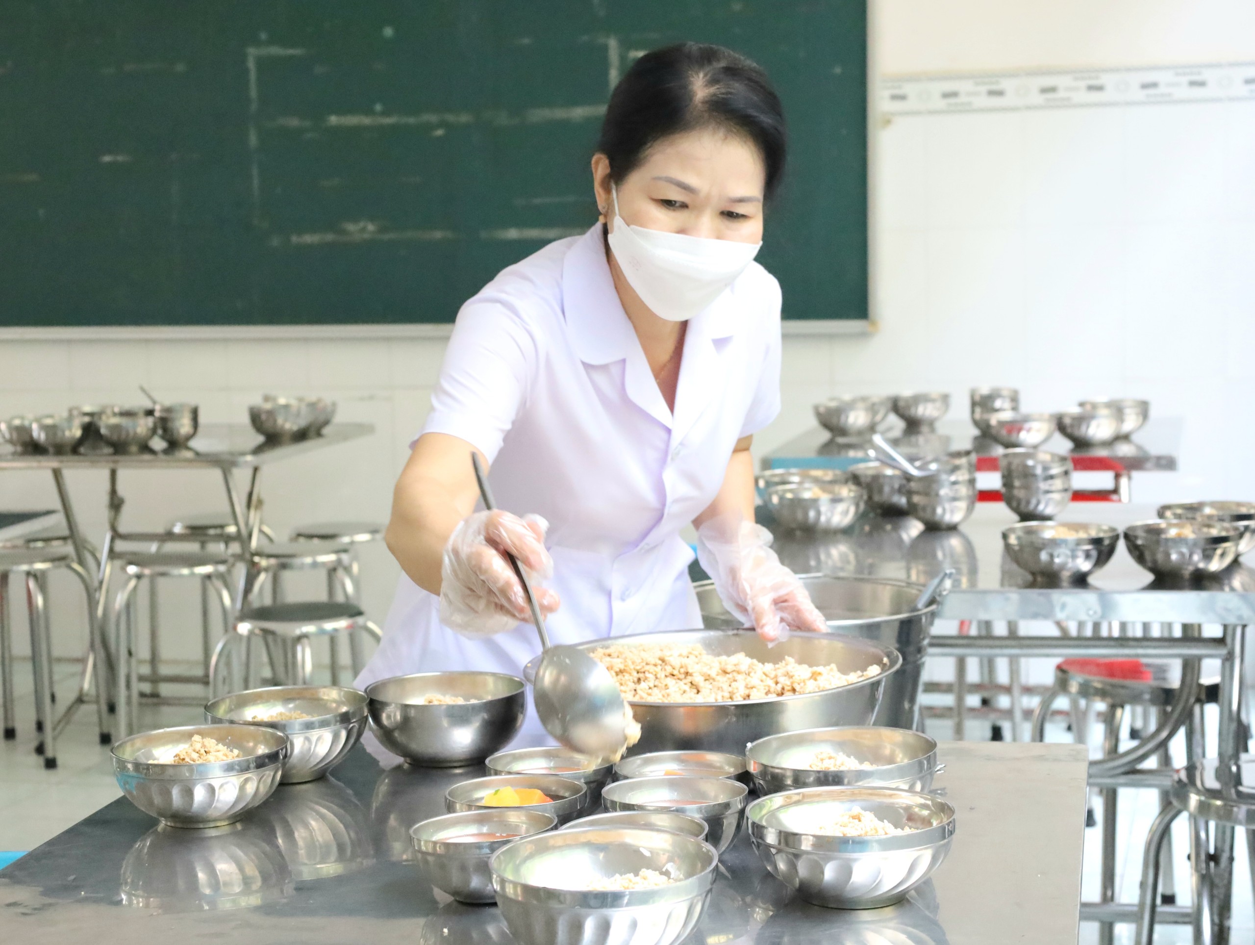 Trường Tiểu học Ngô Quyền, quận Ninh Kiều xây dựng thực đơn theo tuần đảm bảo cân bằn dinh dưỡng, giúp các em phát triển thể lực và thể chất một cách phù hợp.