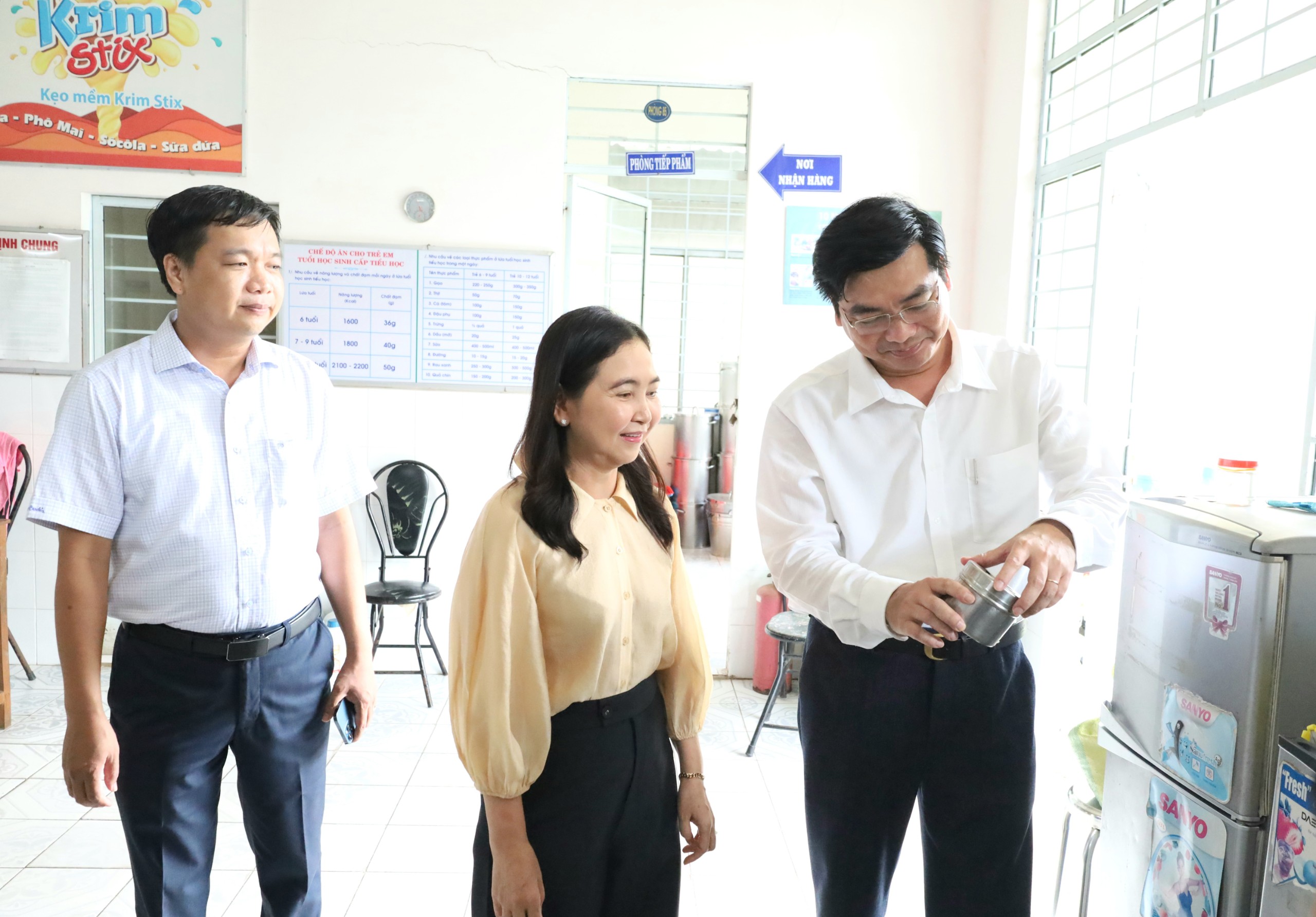 Ông Trần Thanh Bình - Giám đốc Sở Giáo dục và Ðào tạo TP. Cần Thơ kiểm tra công tác lưu và bảo quản mẫu thức ăn sau khi chế biến tại Trường Tiểu học Ngô Quyền, quận Ninh Kiều.