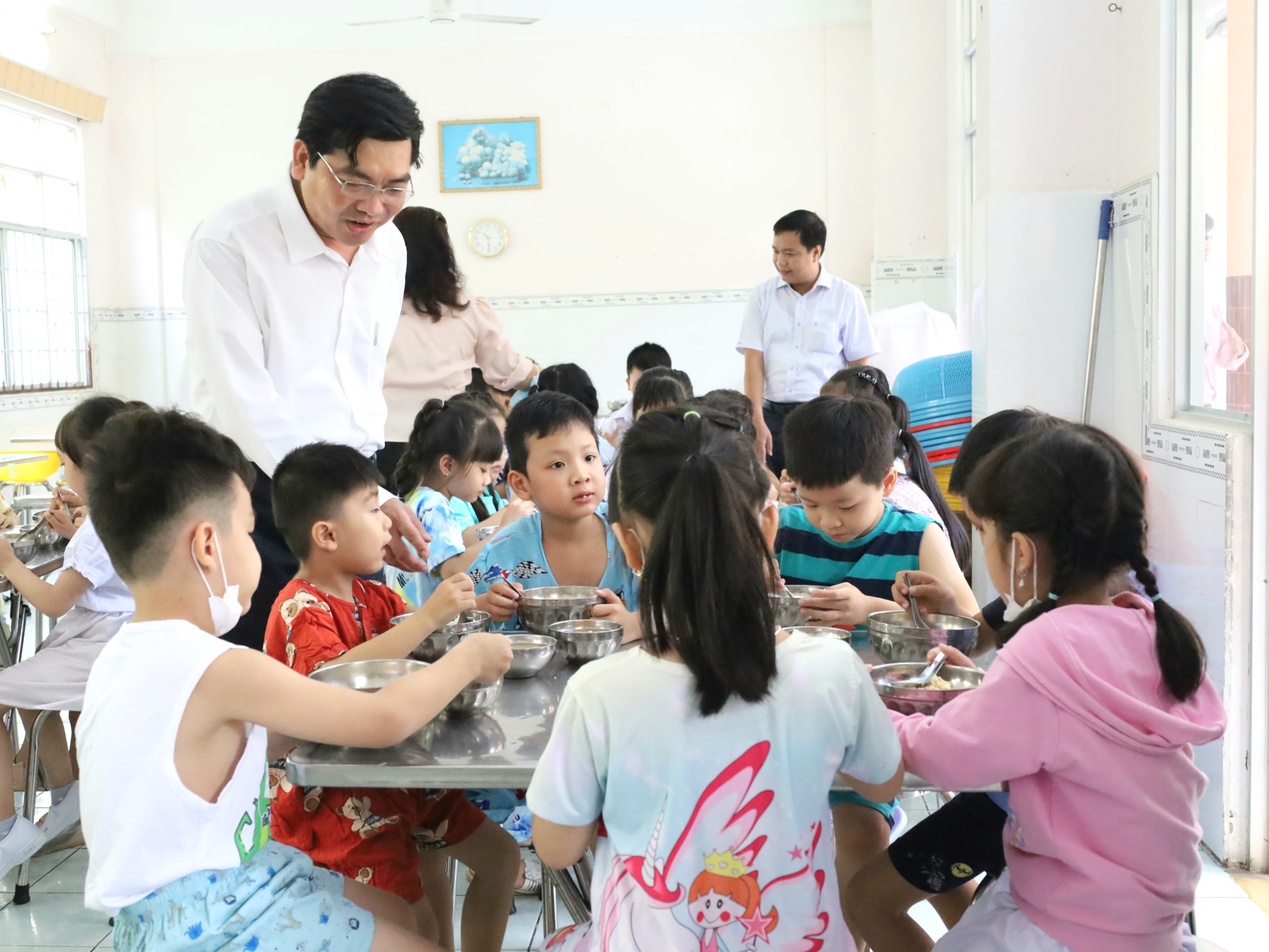 Ông Trần Thanh Bình - Giám đốc Sở Giáo dục và Ðào tạo TP. Cần Thơ thăm hỏi học sinh trong ngày đầu trường học tổ chức ăn bán trú tại Trường Tiểu học Ngô Quyền, quận Ninh Kiều.