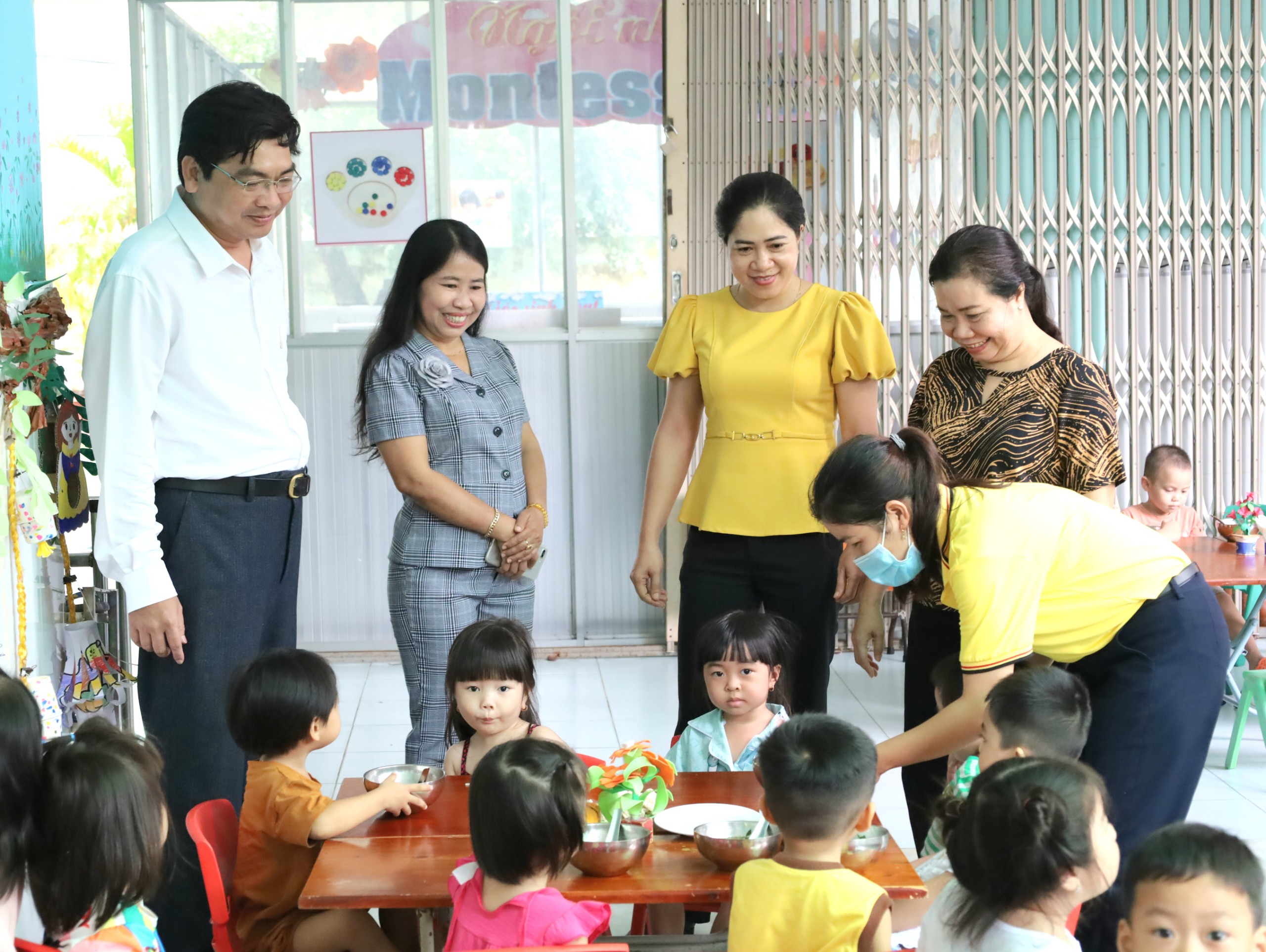 Ông Trần Thanh Bình - Giám đốc Sở Giáo dục và Ðào tạo TP. Cần Thơ thăm hỏi học sinh trong ngày đầu trường học tổ chức ăn bán trú tại Trường Mầm non Tuổi Ngọc, quận Ninh Kiều.