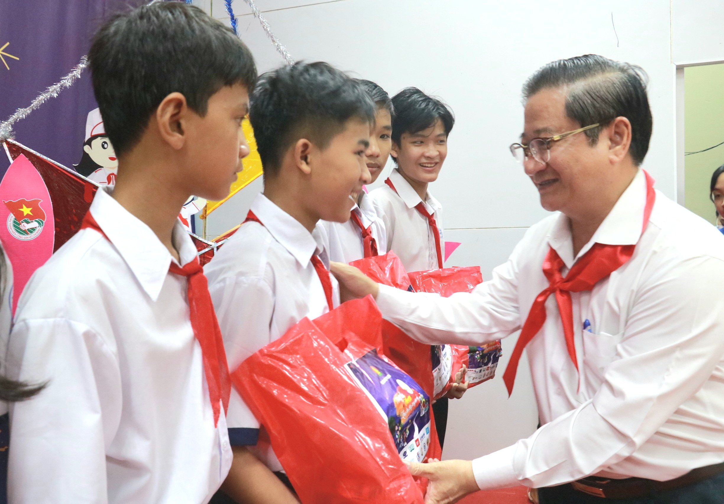 Ông Trần Việt Trường - Phó Bí thư Thành ủy, Chủ tịch UBND TP. Cần Thơ trao tặng quà trung thu cho các em thiếu nhi.
