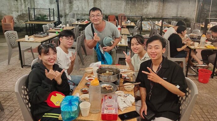 Ông chủ quán ăn Hancook và các bạn khách hàng trẻ. Ảnh: Thanh Tân.